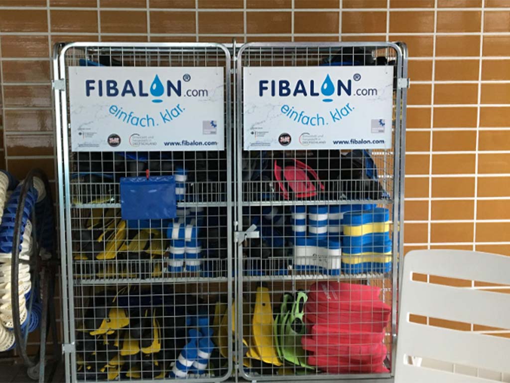 FIBALON unterstützt die DLRG Neumarkt mit einer großzügigen Spende, um den Schwimmunterricht und die Rettungsschwimmausbildung in Neumarkt mit Materialien attraktiver zu gestalten.